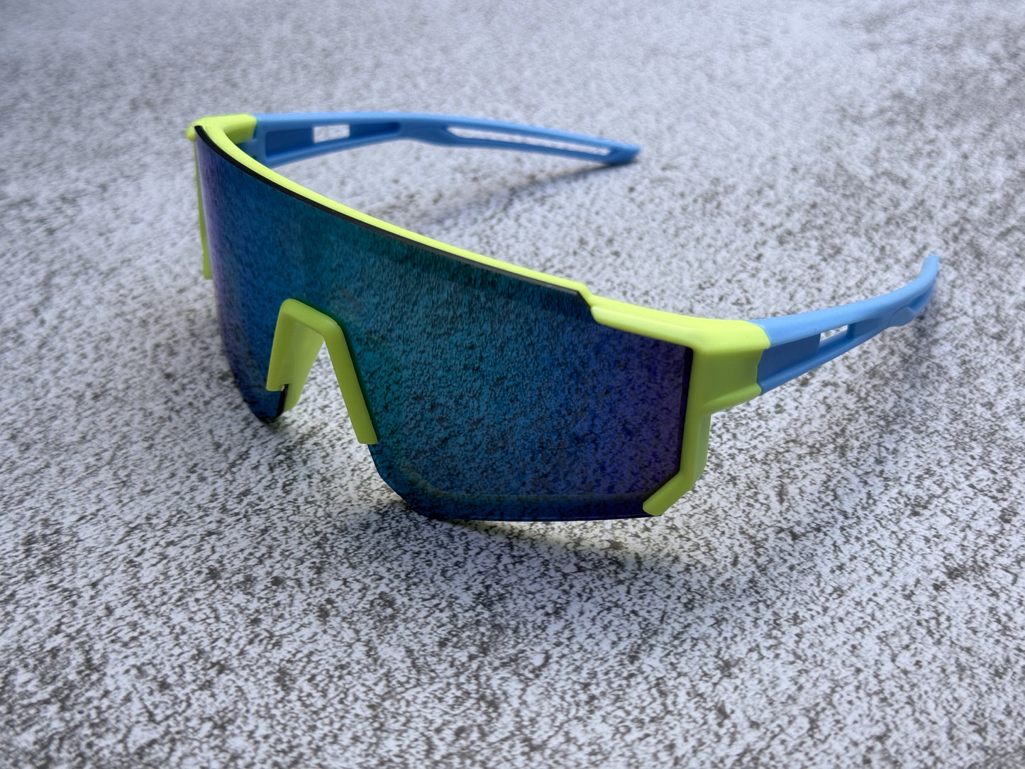 Two-tone cycling sunnies