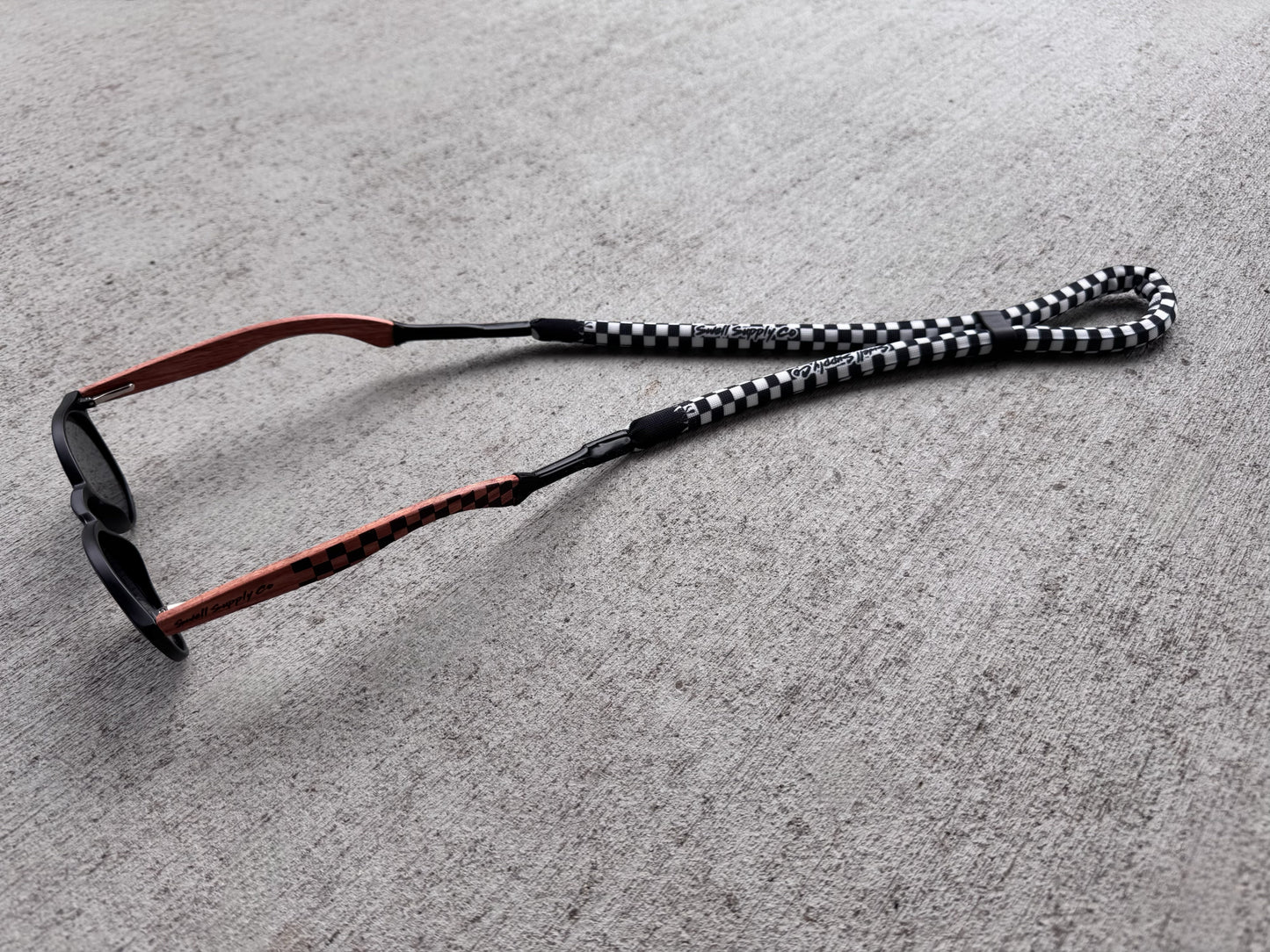 Checkered floating straps