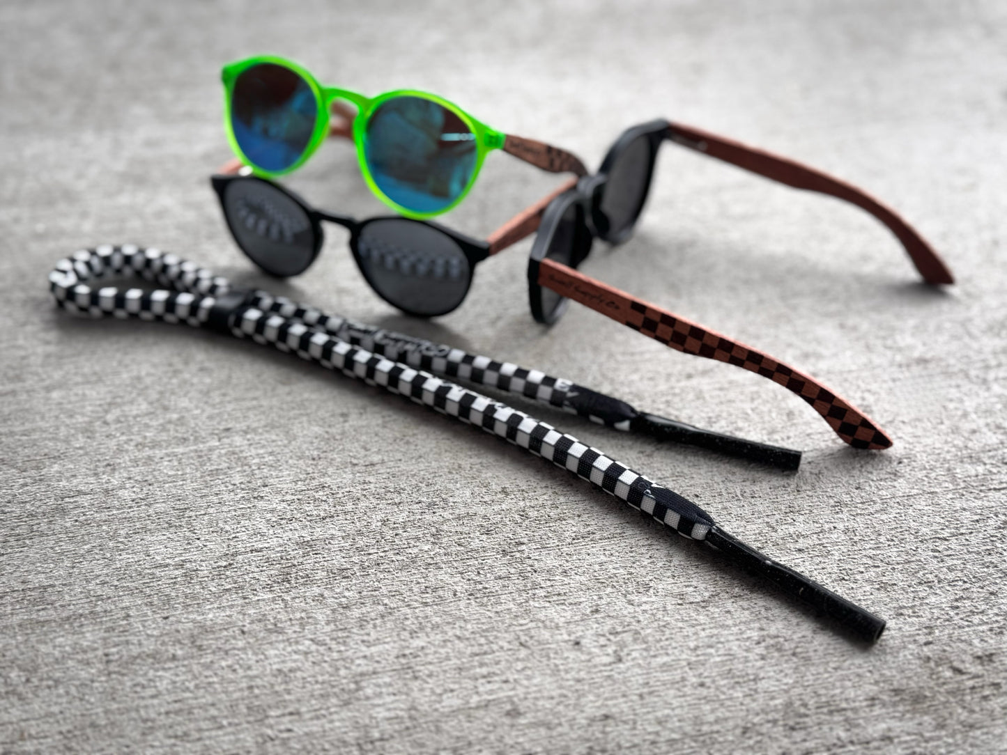 Checkered floating straps