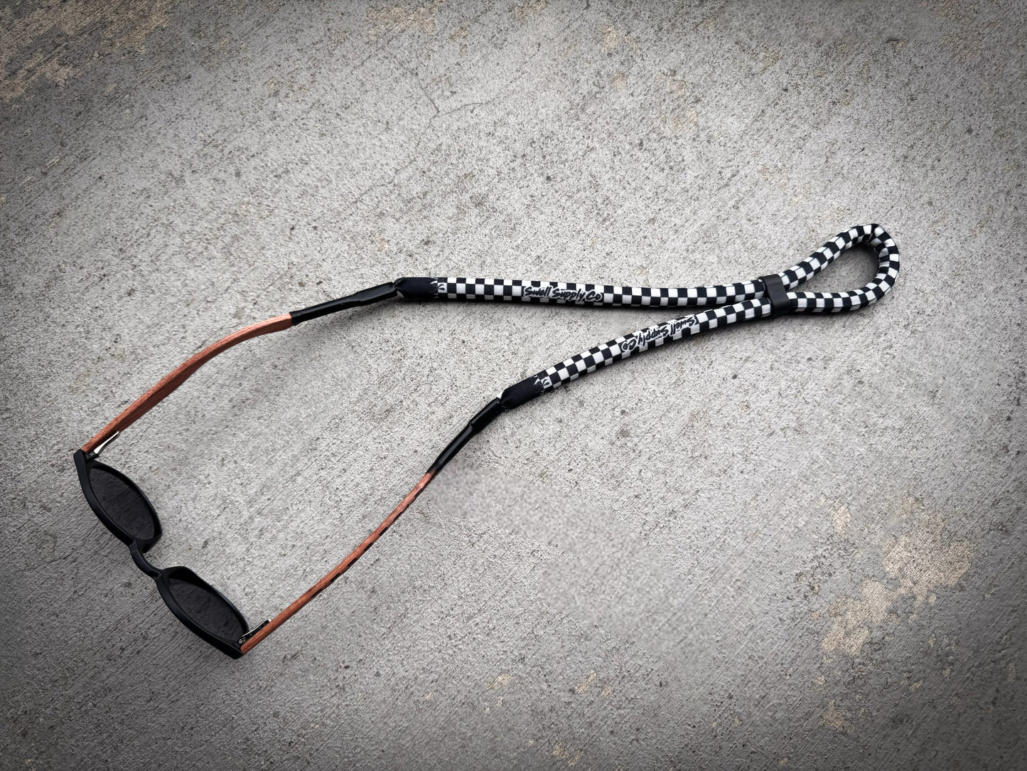 Checkered floating straps