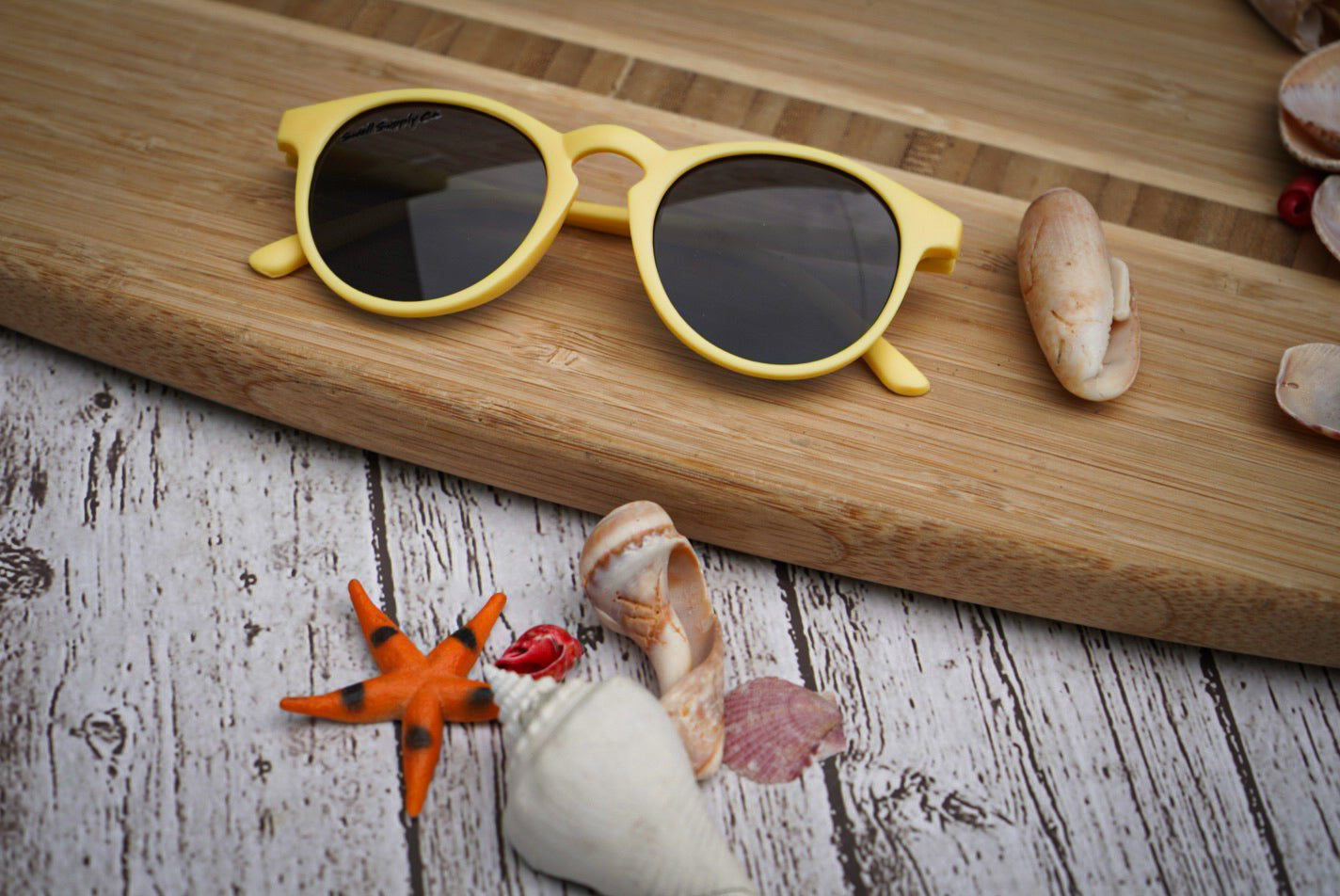 Kid’s yellow retro sunnies
