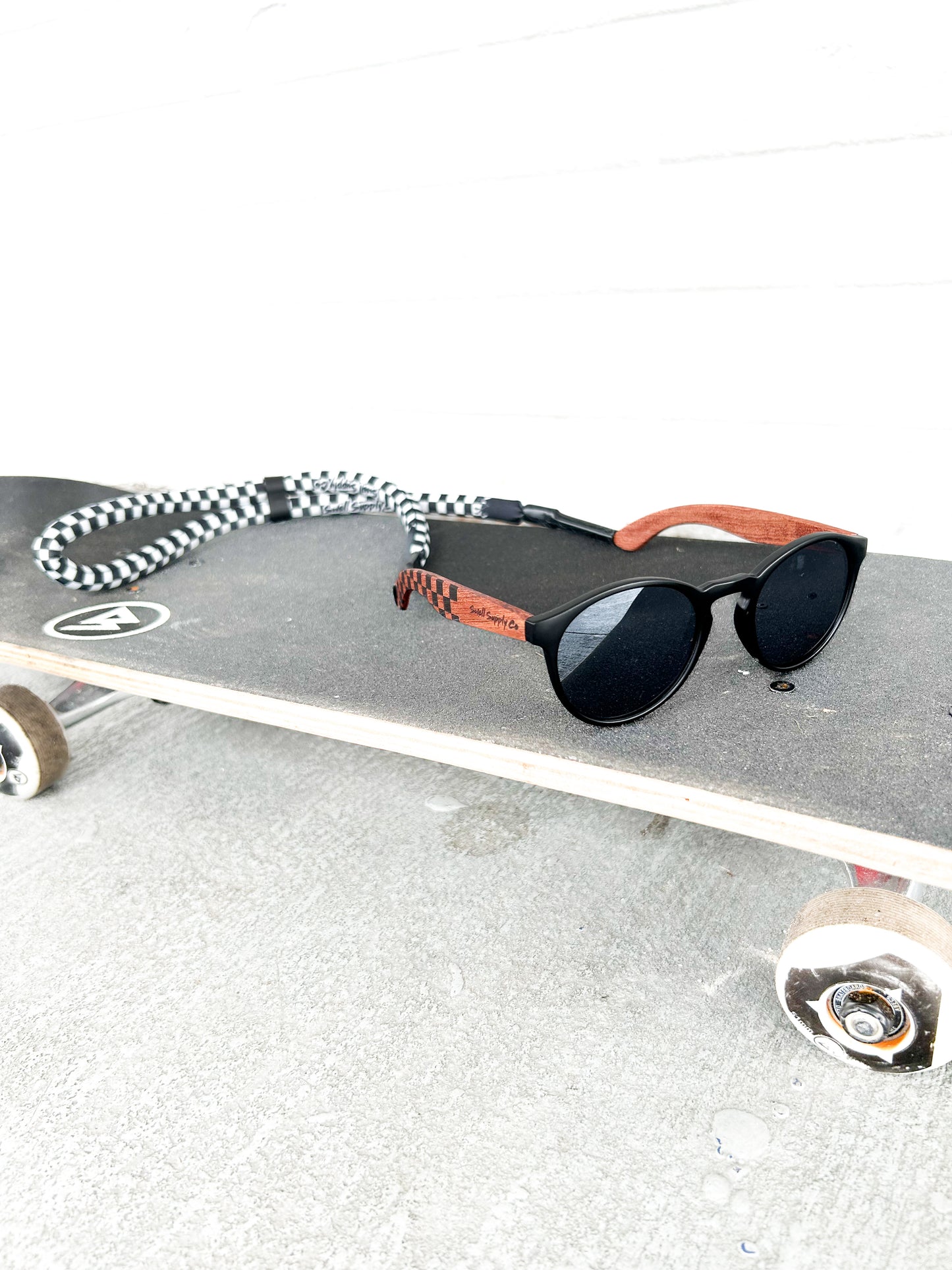 Checkered floating straps