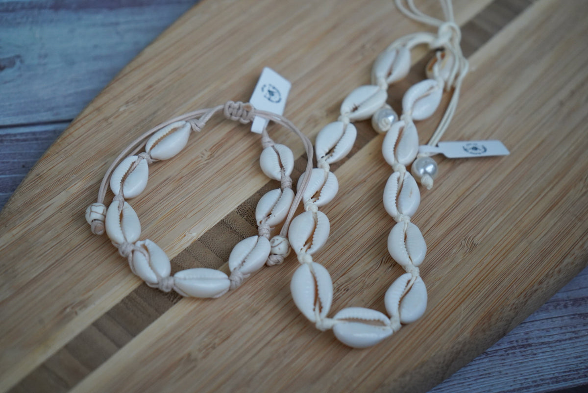 Cowrie shell adjustable choker necklace
