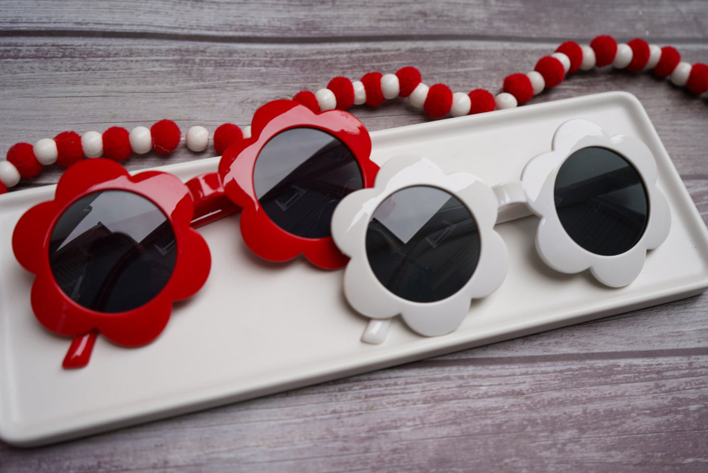 Red and white jelly daisies