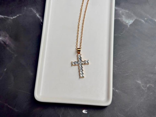Women’s chunky cross necklace